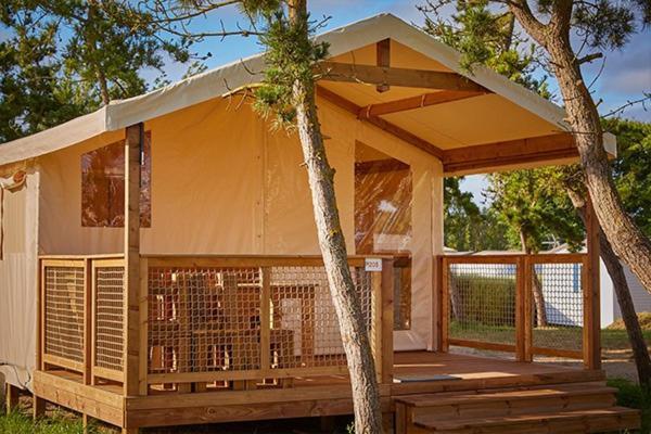 Camping Chateau De Galaure Chateauneuf-de-Galaure Exteriör bild