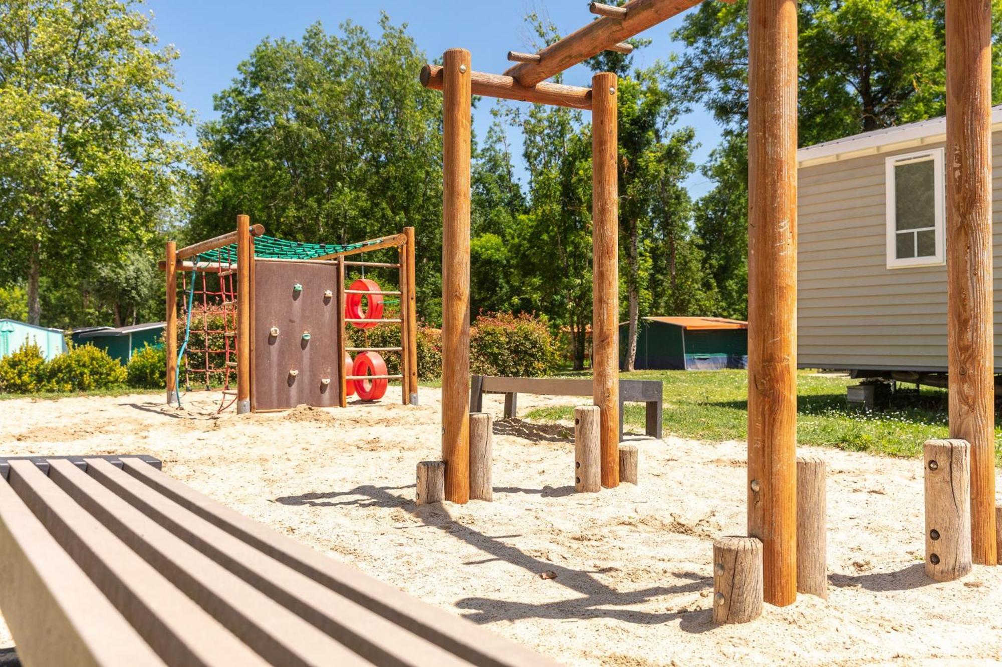 Camping Chateau De Galaure Chateauneuf-de-Galaure Exteriör bild