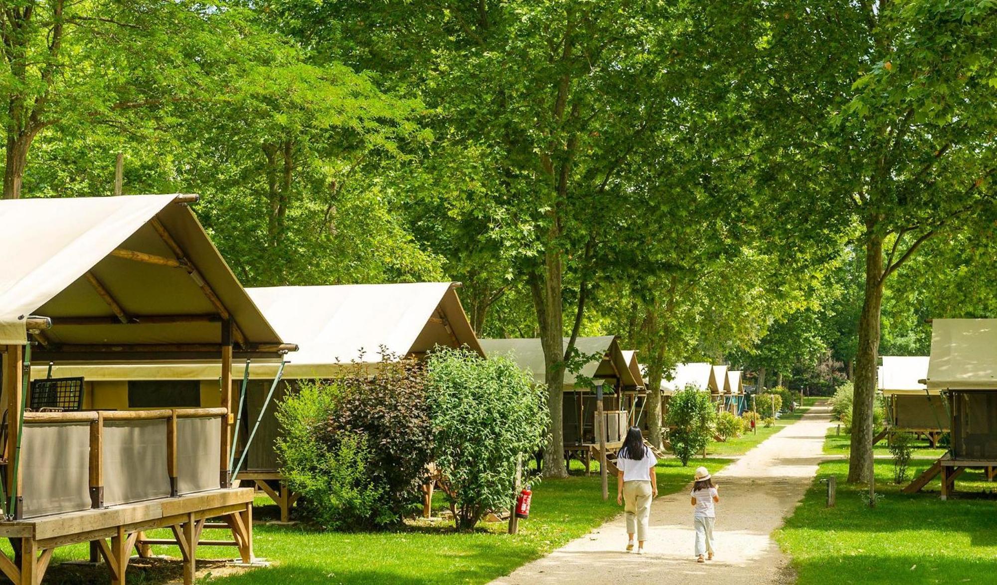 Camping Chateau De Galaure Chateauneuf-de-Galaure Exteriör bild
